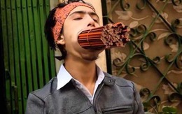 Ngậm 138 chiếc bút chì trong miệng