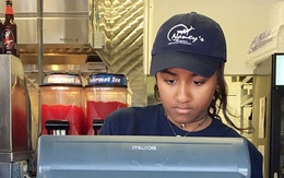 Con gái út Tổng thống Obama làm phục vụ nhà hàng