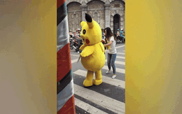 Thanh niên mặc đồ Pikachu giơ bảng "dừng xe tắt máy" khi đèn đỏ, bị tông ngã dúi dụi