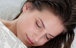 Đi ngủ với mái tóc ướt, cô gái bị tê liệt đến méo mặt
