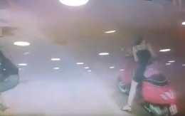 Hai thiếu nữ sành điệu, dừng xe trên đường ăn trộm chậu hoa trang trí Tết