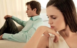 Vợ lao đầu vào tường vì không được về nhà mẹ ăn Tết