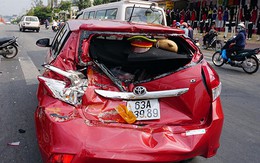 Ôtô biến dạng sau cú tông của xe cẩu cứu hộ