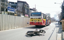 Hà Nội: Va chạm với xe bus, một thanh niên chết thảm