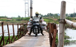 Hà Đông, Hà Nội: Dân liều mạng đi qua cây cầu cũ nát