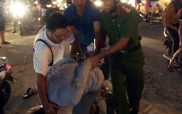 Người dân vây bắt thanh niên chặn ôtô để bẻ gương