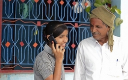 Ngôi làng cấm phụ nữ dùng điện thoại di động vì sợ "hư hỏng"