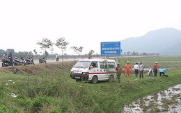 Thi thể người đàn ông cùng xe máy bên quốc lộ
