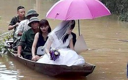 Chú rể rước dâu bằng thuyền trong mưa lũ