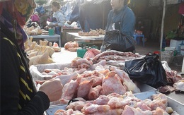 Mục sở thị "gà không đầu, không chân" ở chợ đầu mối Hà Nội