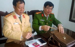 CSGT tìm chủ nhân túi đồ chứa nhiều vàng và đá quý