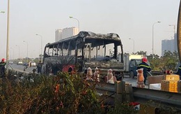 Xe khách 50 chỗ cháy trơ khung trên Đại lộ Thăng long