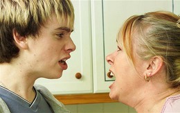 Đi ngang cửa phòng con trai, tôi muốn ngất khi nhìn thấy cảnh bên trong