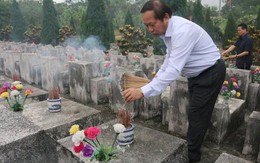Nén tâm nhang của Bộ trưởng tại nghĩa trang liệt sĩ Vị Xuyên