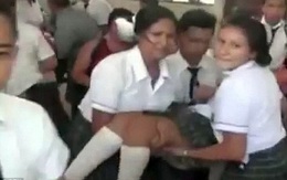 22 nữ sinh cuồng loạn tập thể khi chơi trò "quỷ ám"