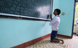 Cậu học trò đi bằng đầu gối ước trở thành giáo viên tin học