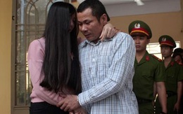 Dùng súng bắn vào mặt vợ vì... đi chợ về muộn
