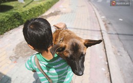 Cậu bé bán vé số và chú chó què: "Milu là em út của em, em thương nó lắm!