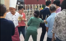 Chàng trai mặc vest, dán đầy tiền trên áo cho người dân giật giữa phố Sài Gòn