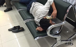 Hình ảnh "phát ngượng" của người đàn ông ở sân bay Nội Bài