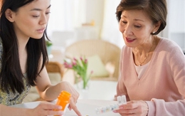 Con trai quỳ lạy xin mẹ không vào nhà nghỉ bắt quả tang vợ mình “ngoại tình”