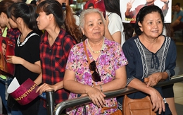 Người hâm mộ cao tuổi đón đợi dàn sao "Cô dâu 8 tuổi" ở Hà Nội