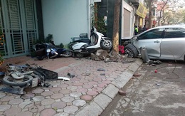 Hà Nội:  Xe Camry “dồn” 3 xe máy, 3 người tử vong