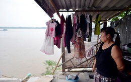 Hà Nội: 50 người sống trong lo sợ bị "hà bá" nuốt nhà