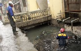 Dân Thủ đô ngập lụt giữa 'bể phốt lộ thiên'