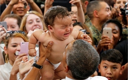 Em bé đang khóc qua tay Obama bỗng nín bặt