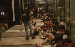 Hàng trăm người chờ thâu đêm để mua giày hiệu