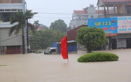 Mưa ngập Hà Nội và nhiều thành phố, có nơi ngang thắt lưng