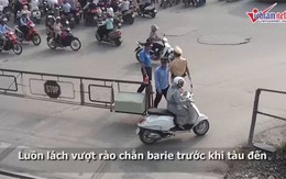 Thót tim quý cô Hà thành luồn lách vượt chắn tàu
