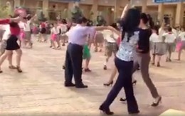 Cô trò tiểu học nhảy “Cha Cha Cha” cực ấn tượng trên sân trường