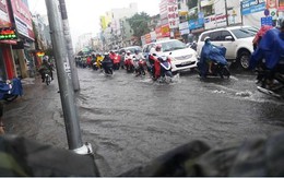 Mưa cả buổi chiều, người Sài Gòn ám ảnh ngập nước, kẹt xe