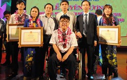 Học tiếng Anh trên xe lăn, 10X trở thành học sinh tiêu biểu của năm
