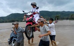 4 thanh niên ‘vác kiệu’ nữ sinh cùng xe máy vượt lũ