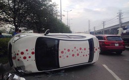 Đôi nam nữ khóc thét trong ôtô lật nhào ở cửa ngõ Sài Gòn