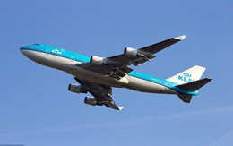 Hành khách đâm trọng thương cơ phó trên máy bay