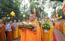 Hàng nghìn tăng ni, phật tử, người dân rước Phật ở Huế