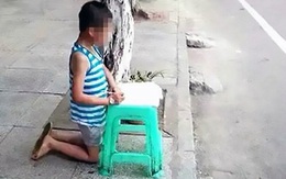 Mẹ hổ đánh đập, bắt con quỳ gối làm bài giữa đường gây tranh cãi mạng xã hội