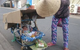 Xót xa mẹ bỏ đi, bà hơn 60 tuổi ngày ngày kéo cháu đi bán vé só dạo