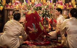 Khốn khổ vì mẹ chồng cuồng tín, ép con dâu ngày 2 tiếng tụng kinh, gõ mõ...