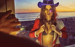 Selena Gomez phóng túng và sexy trên bãi biển