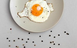 Vì sao nên ăn trứng với hạt tiêu