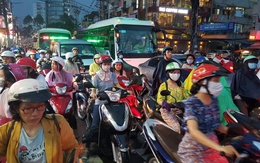 Sài Gòn lại kẹt xe nghiêm trọng sau mưa lớn