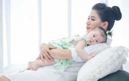 Người mẫu Trang Trần khoe con gái 7 tháng nhỏ xinh