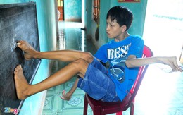 Khát vọng học tập của cậu bé viết chữ bằng chân