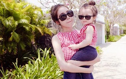 Elly Trần và con gái mặc đồng điệu khi đi dạo