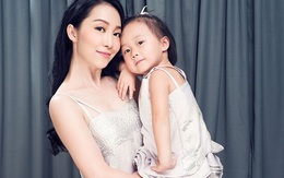 Con gái Linh Nga lần đầu xuất hiện cùng mẹ cực đáng yêu